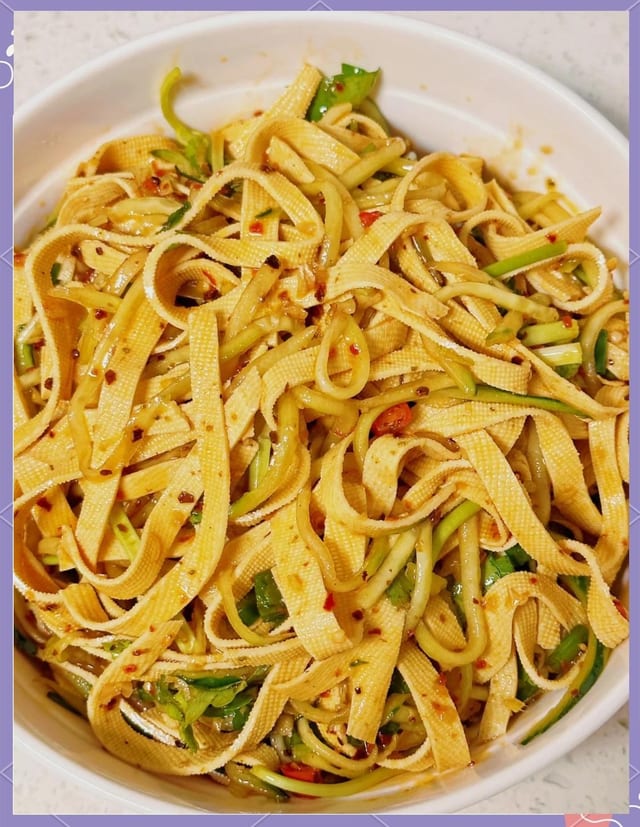 V12. Sautéed Dried Bean Curd with Bean Sprout 山海干张.