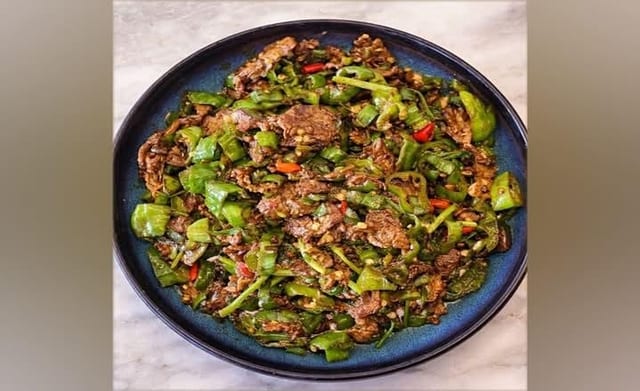 M13. Sautéed Sliced Beef with Fresh Chili 湘西辣炒黄牛肉.