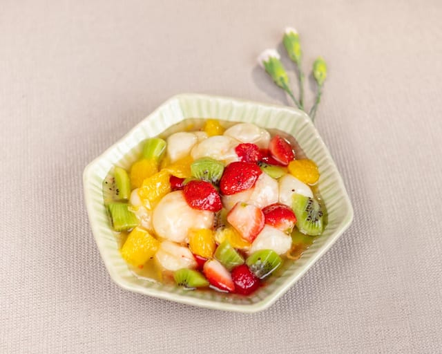 D2. Fried Rice Ball with Fresh Fruits (6Pc) 龙眼金汤圆 (6Pc).