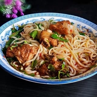 N6. Rice Noodle Soup with Braised Spare Pork Rib 红烧排骨粉