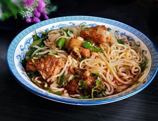N6. Rice Noodle Soup with Braised Spare Pork Rib 红烧排骨粉.