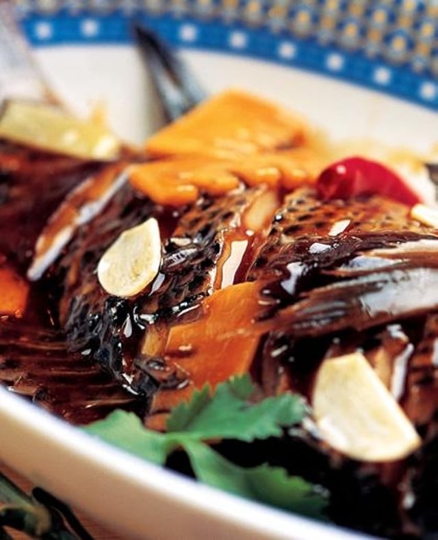CS11. Braised Tilapia with Perilla 紫苏焖鱼.