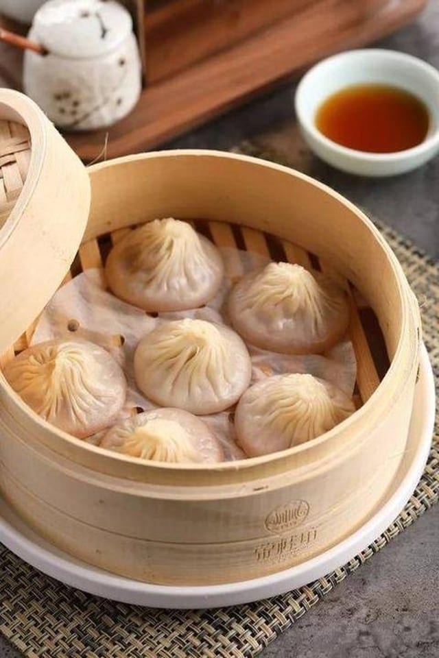 A16. Steamed Pork Soup Dumplings (6Pc) 小笼汤包(6pc).