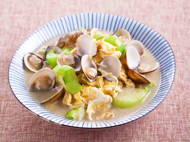 SF10. Sautéed Luffa with Short-Neck 鲜蛤丝瓜.