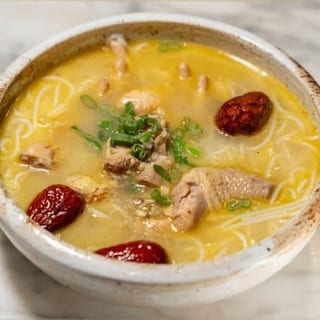CS7. Free Range Chicken Rice Noodle Soup with Red Dates & Ginger 红枣阴米土鸡汤米粉
