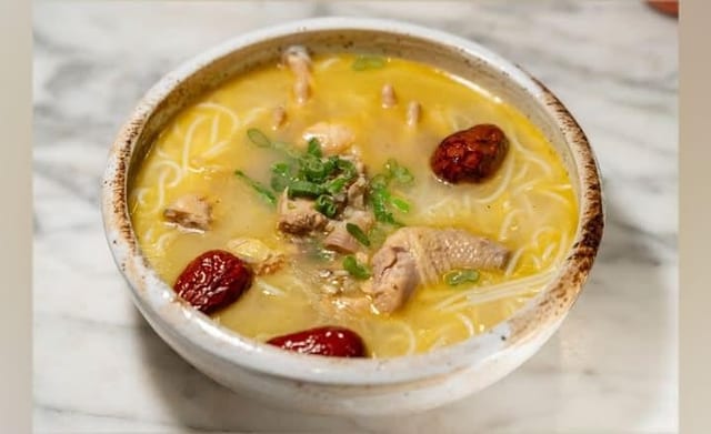 CS7. Free Range Chicken Rice Noodle Soup with Red Dates & Ginger 红枣阴米土鸡汤米粉.