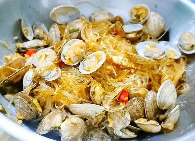 SF12. Steamed Short-neck Clams with Chopped Garlic, Chili and Longkou Vermicelli 蒜蓉粉丝蒸花甲.
