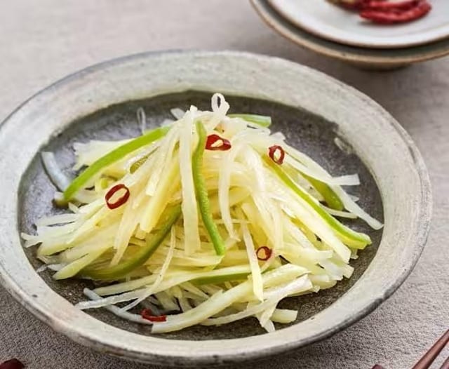 V6. Stir-fried Shredded Potatoes 酸辣土豆丝.