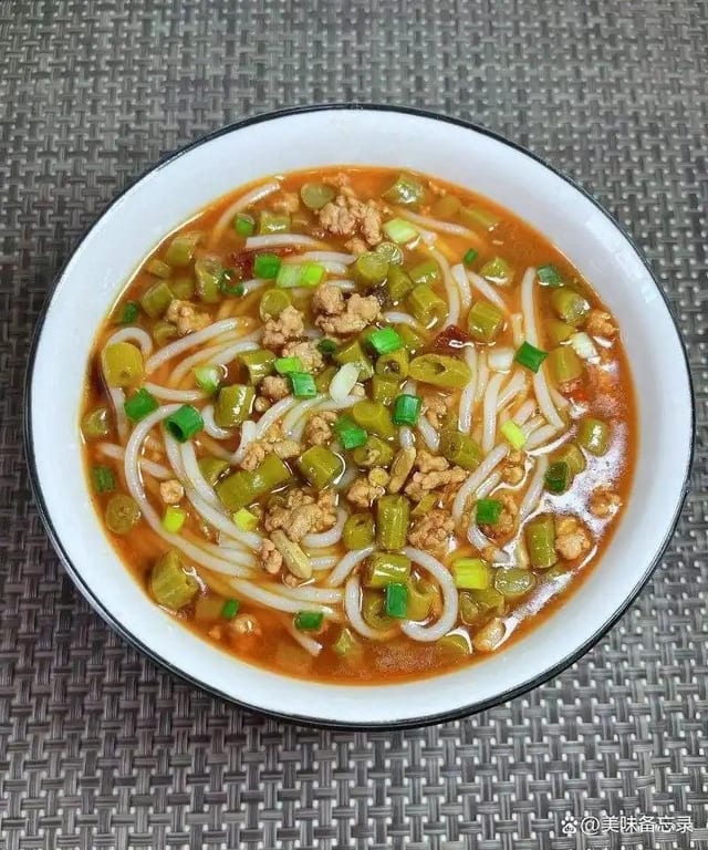 N4. Rice Noodle Soup with Minced Pork & Sour String Bean 酸豆角米粉.