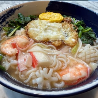 N8. Rice Noodle Soup with Spam, Fried Egg, Squid & Shrimp 三鮮米粉