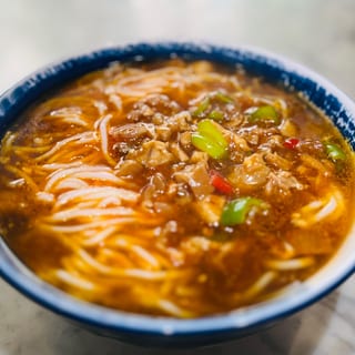 N5. Rice Noodle Soup with Spicy Pig Trotters 香辣猪脚粉