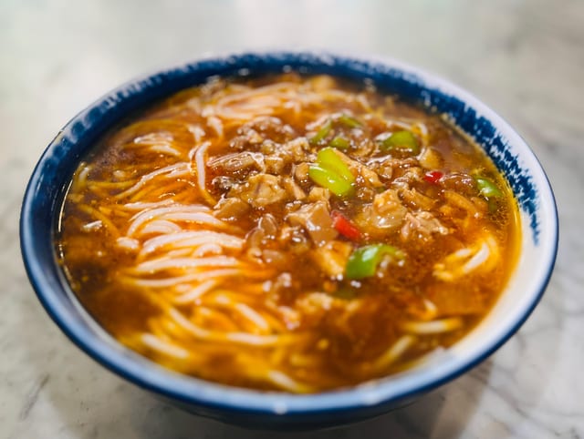 N5. Rice Noodle Soup with Spicy Pig Trotters 香辣猪脚粉.