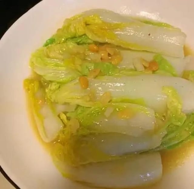 V13. Sautéed Napa Cabbage with Shredded Ginger, Scallion, and Red Pepper 三丝白菜.